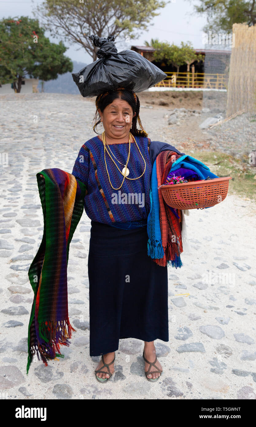 Eine Frau mittleren Alters guatemaltekischen sellling Schals auf der Straße, Stadt Santiago Atitlan, Guatemala Mittelamerika Stockfoto