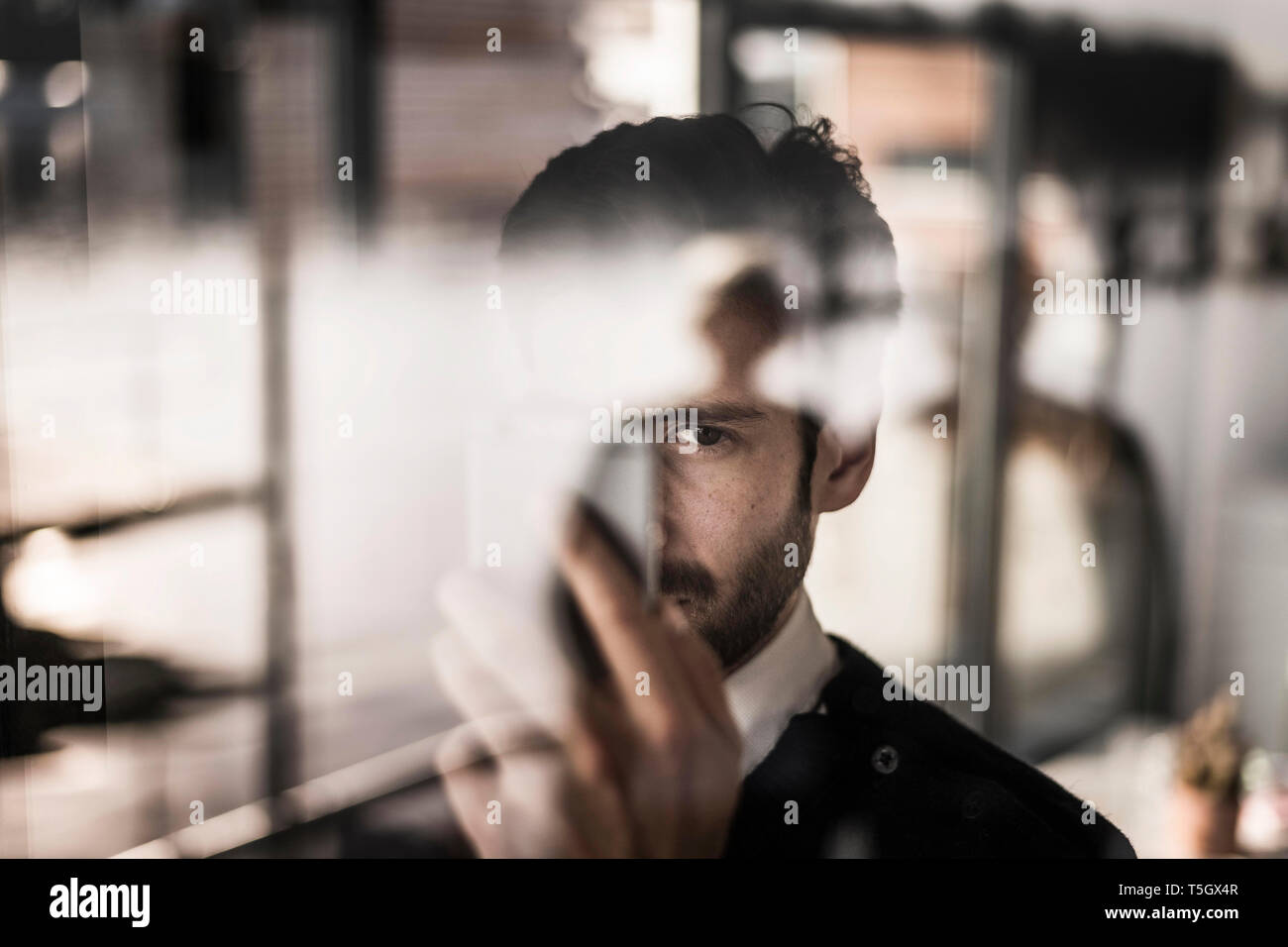 Geschäftsmann mit Smartphone, Porträt Stockfoto