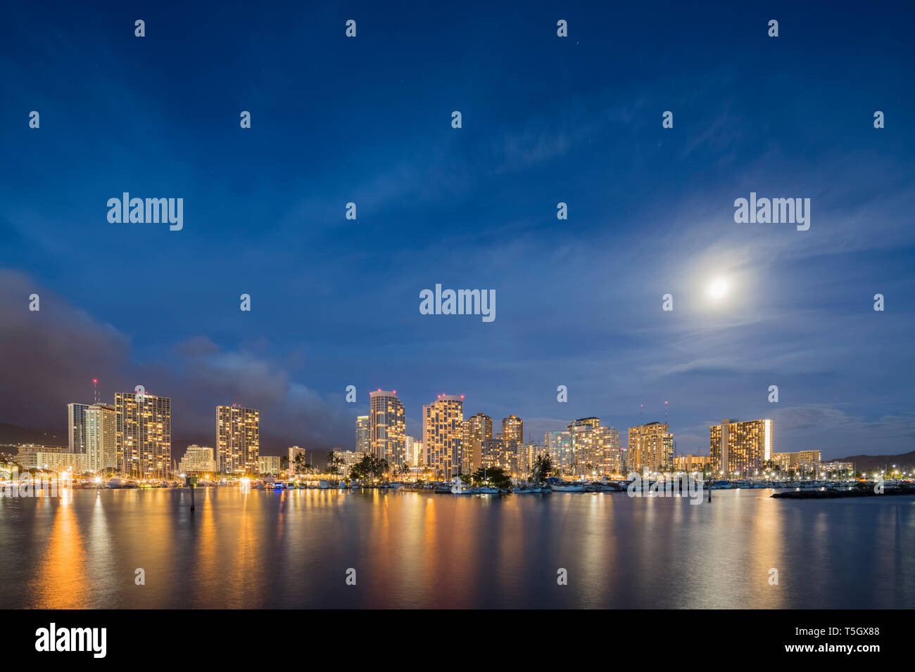USA, Hawaii, Oahu, Honolulu und der Ala Wai Yacht Hafen an der blauen Stunde Stockfoto