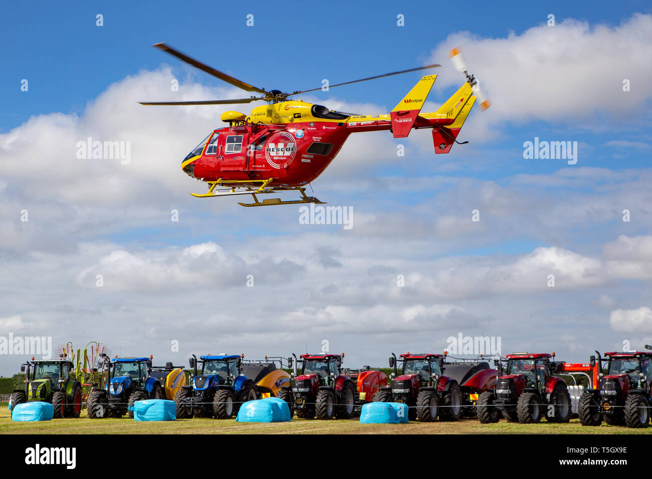 Kirwee, Canterbury, Neuseeland, 27. März 2019: Der westpac Hubschrauber hebt ab, nachdem man den Tag mit dem im Süden der Insel landwirtschaftliches Feld Stockfoto