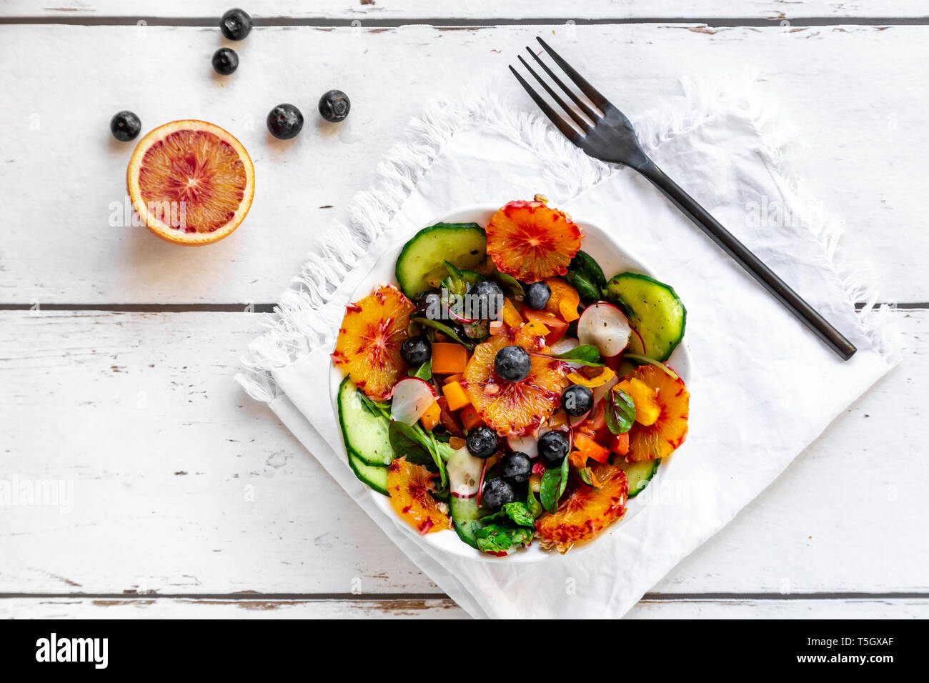 Gemischter Salat mit Rucola, Feldsalat, Radicchio, Gemüse und Früchte Stockfoto