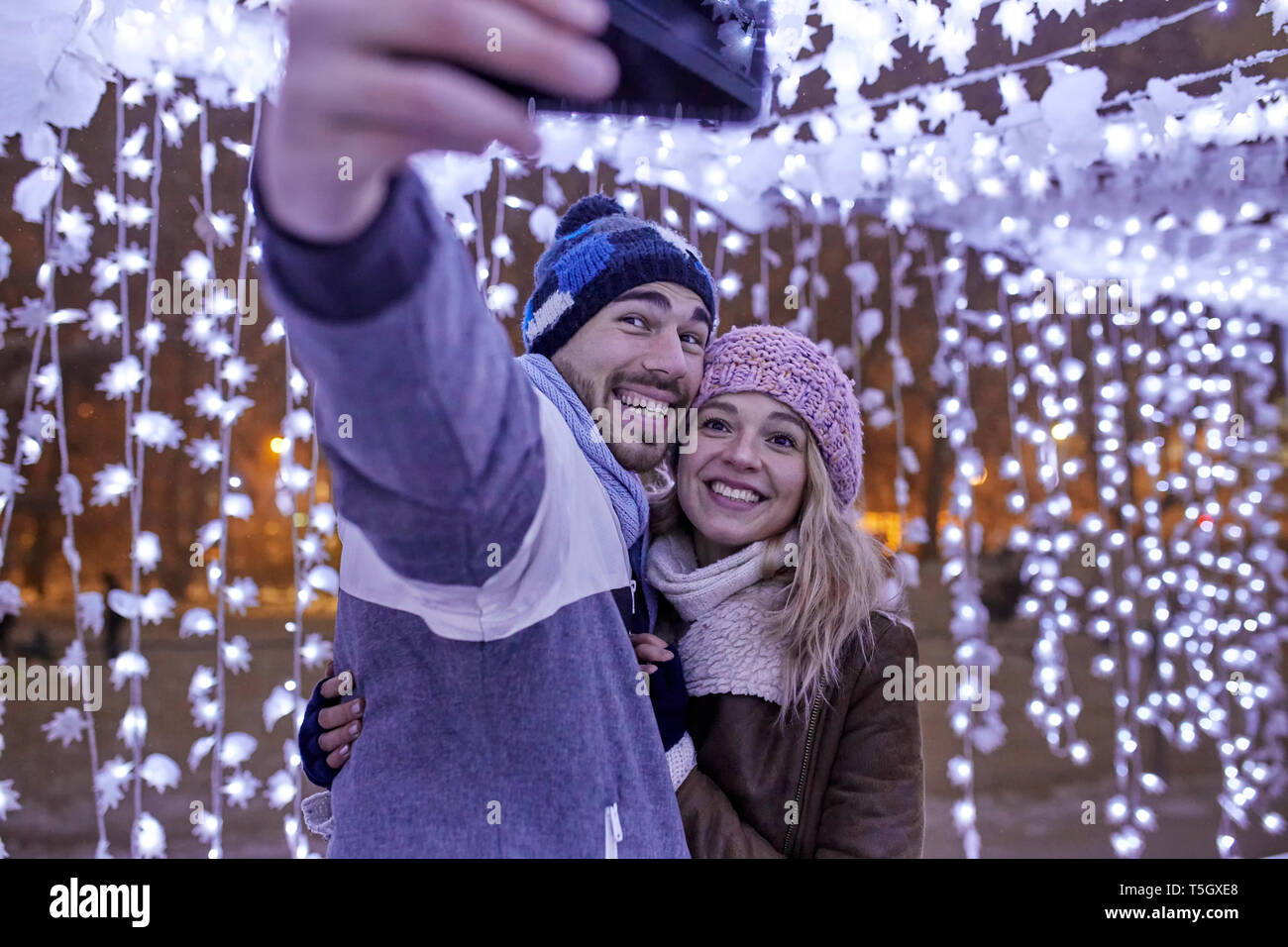 Glückliches junges Paar im Winter Dekoration ein selfie Stockfoto