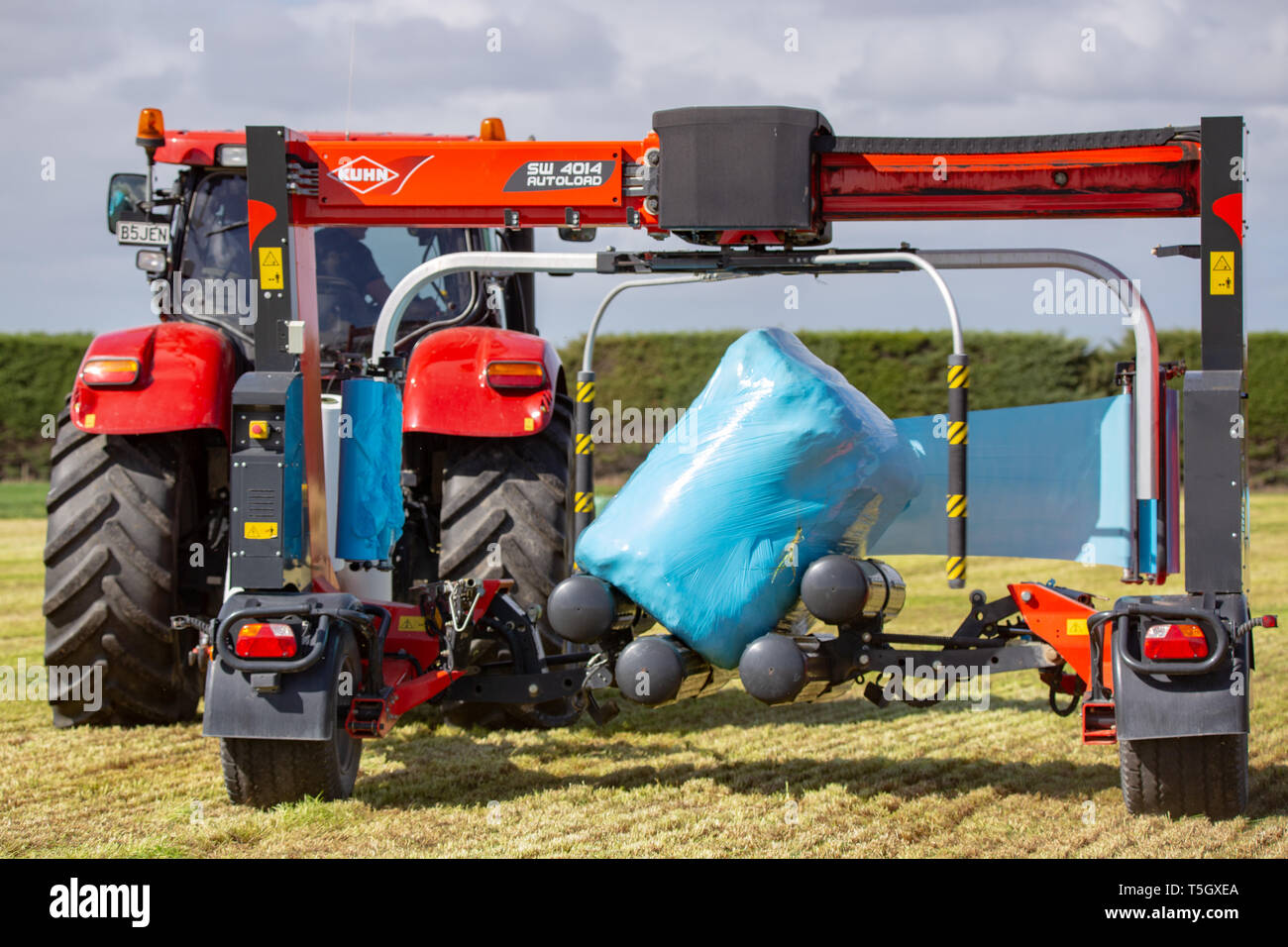 Kirwee, Canterbury, Neuseeland, 27. März 2019: eine Demonstration der Hay wrapper bei der Arbeit auf der Südinsel landwirtschaftliches Feld Tage Veranstaltung Stockfoto