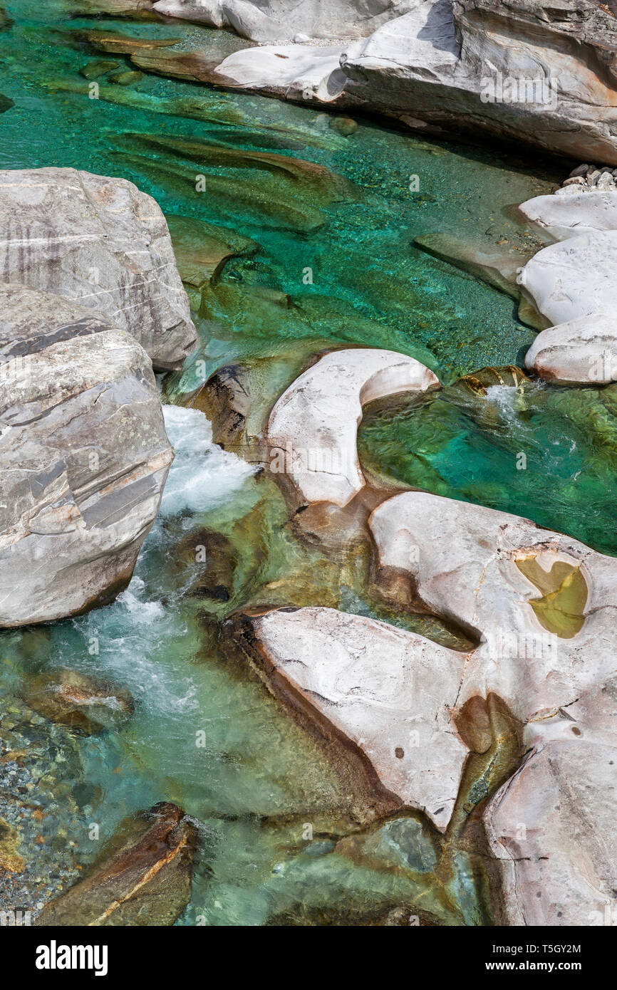Schweiz Tessin Verzasca Tal Steine Und Felsen Im Klaren Turkisfarbenen Wasser Der Verzasca Fluss Stockfotografie Alamy