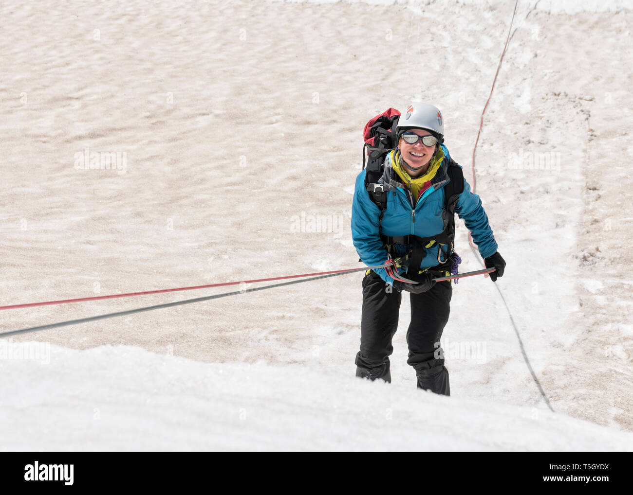 Grönland, Sermersooq, Kulusuk, Schweizerland Alpen, Portrait von lächelnden Bergsteiger im Schnee Stockfoto