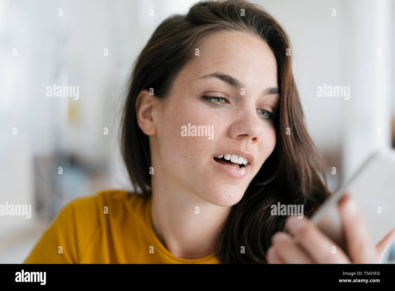 Hübsche Frau mit Handy, Porträt Stockfoto