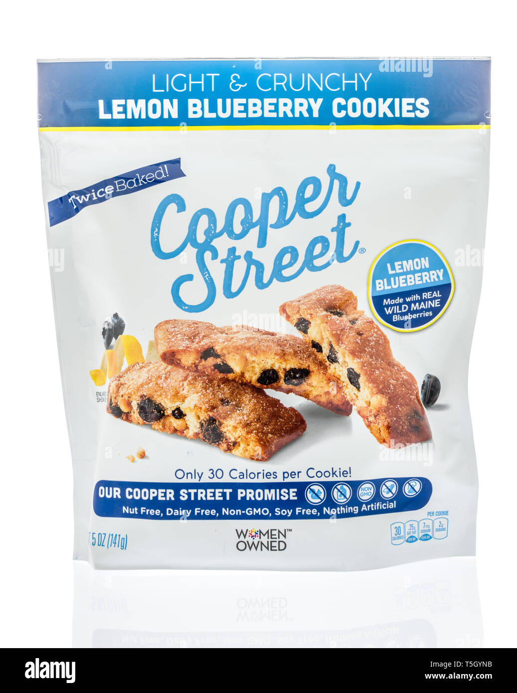 Winneconne, WI - 19. April 2019: ein Paket von Cooper Street zweimal gebackenen leomon Heidelbeere Cookies auf einer isolierten Hintergrund Stockfoto