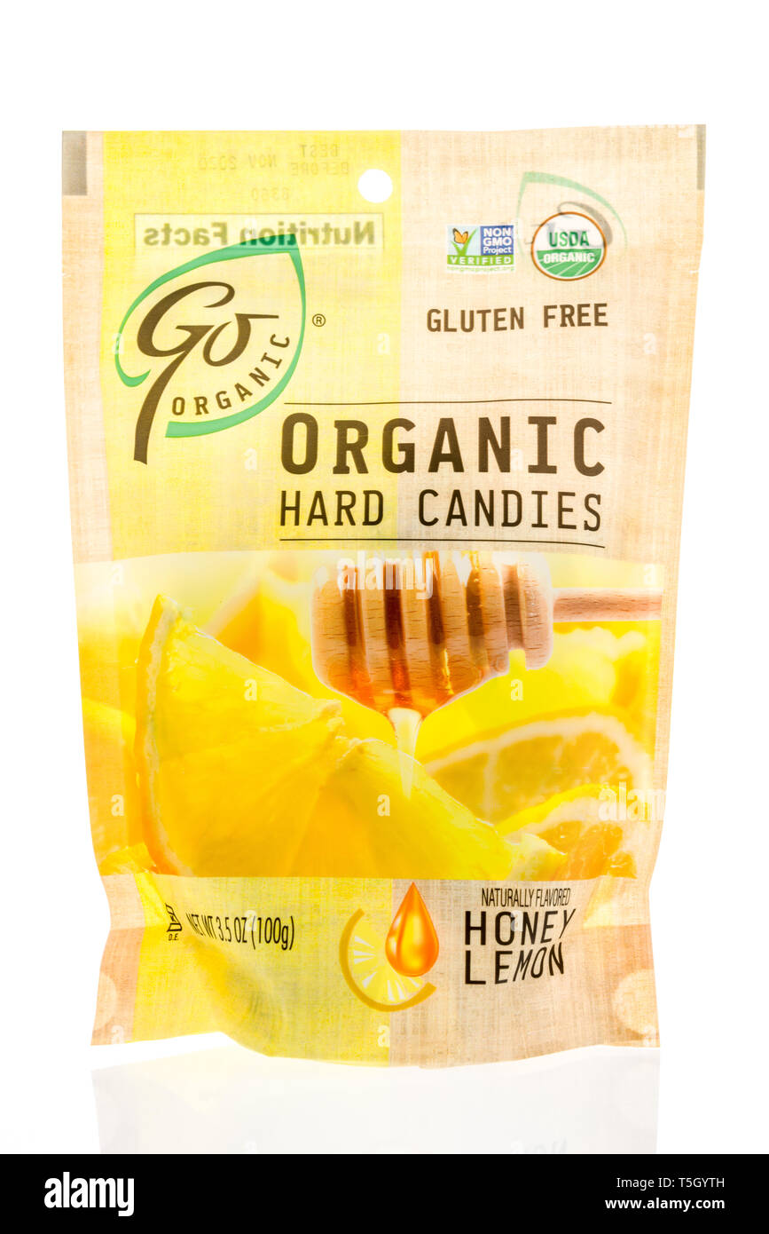 Winneconne, WI - 19. April 2019: ein Paket von organischen Hard Candy gehen in Honig, Zitrone Aroma auf einem isolierten Hintergrund Stockfoto