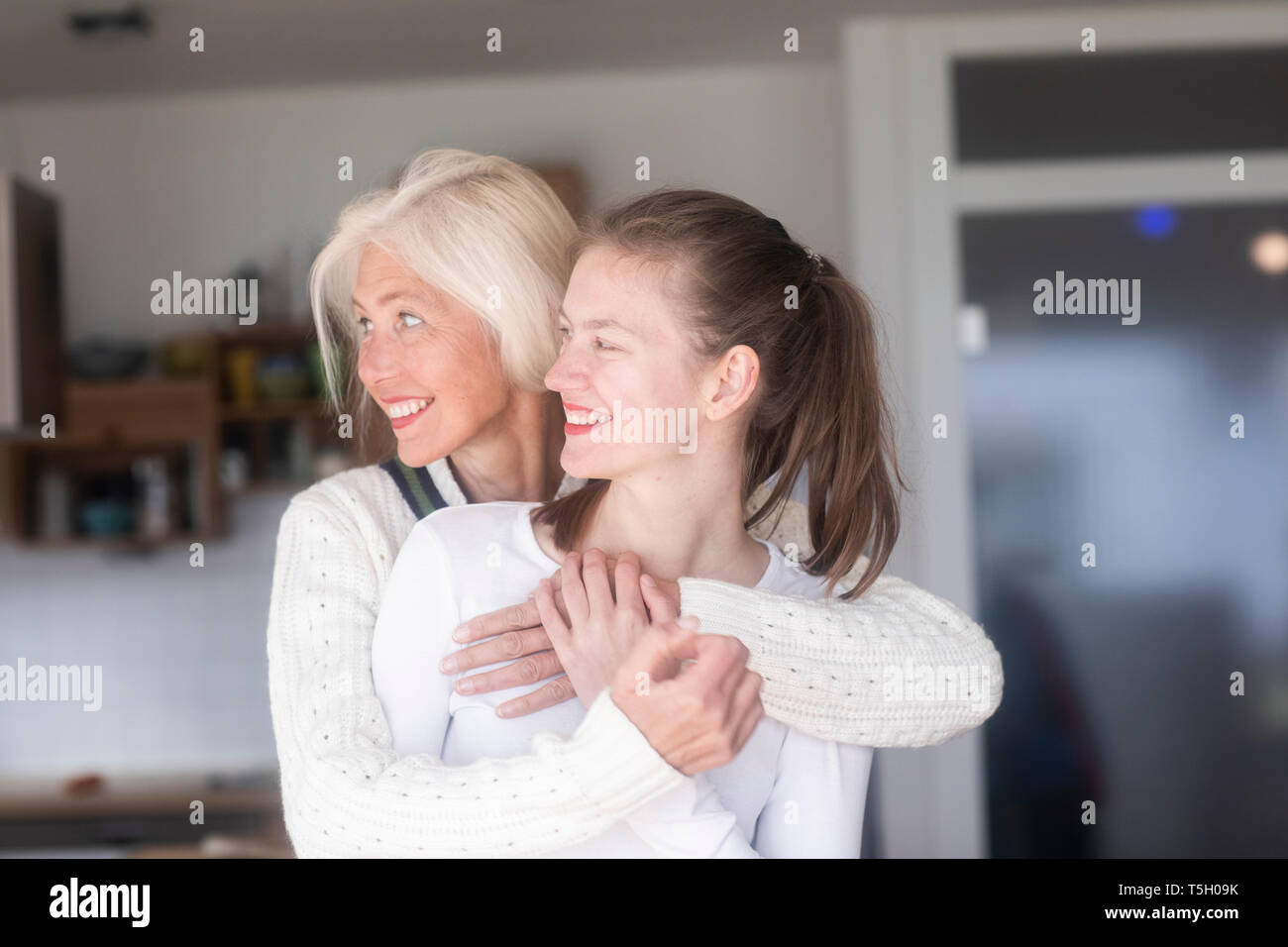 Glückliche Mutter und Tochter zusammen zu Hause Stockfoto