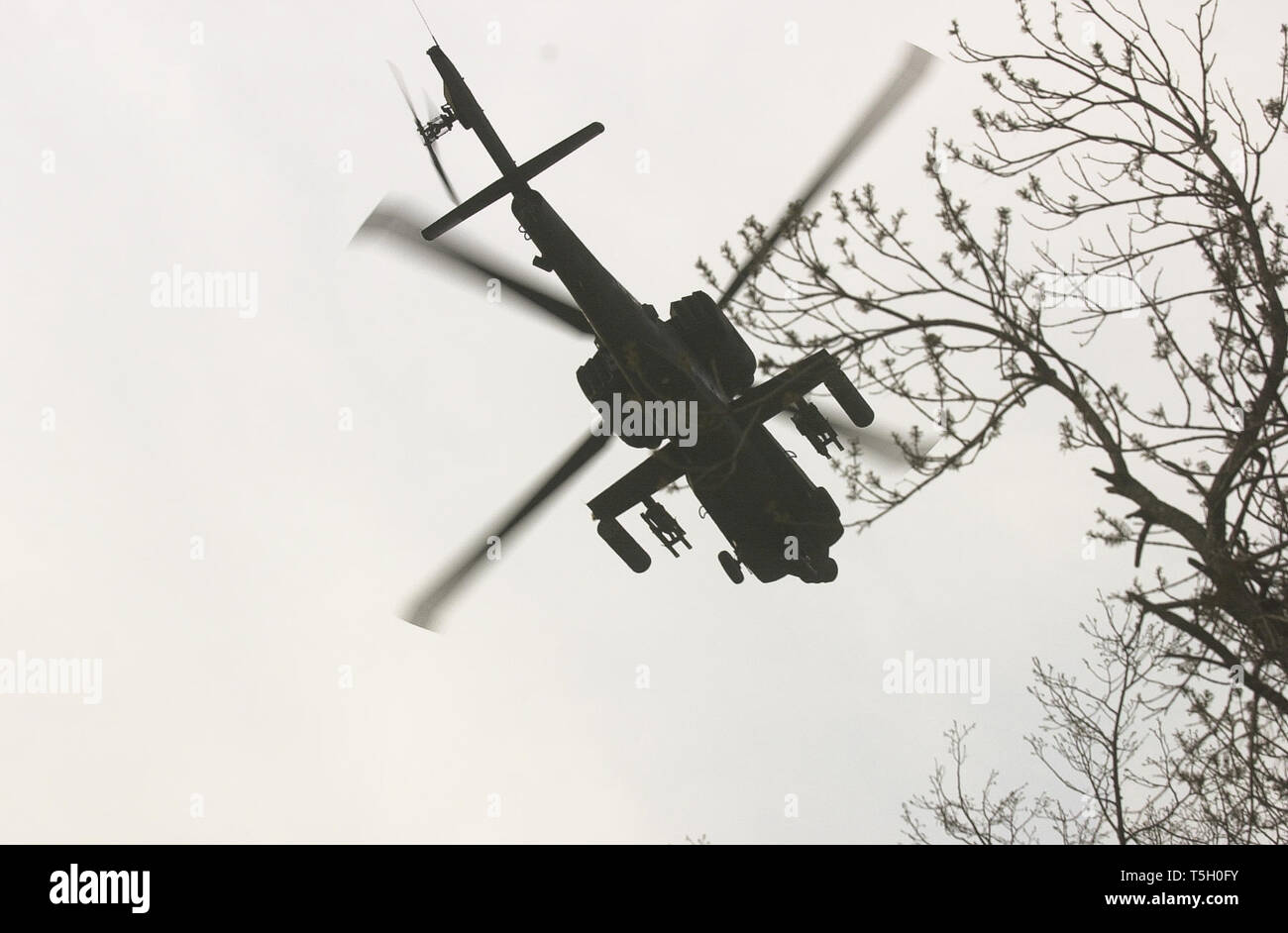 April 10, 2002 - Camp Monteith, Kosovo, Jugoslawien - Ein AH-64 Apache Kampfhubschrauber fliegt über Camp Montieth, Kosovo, 10. April 2002. (Bild: © Bill Putnam/ZUMA Draht) Stockfoto