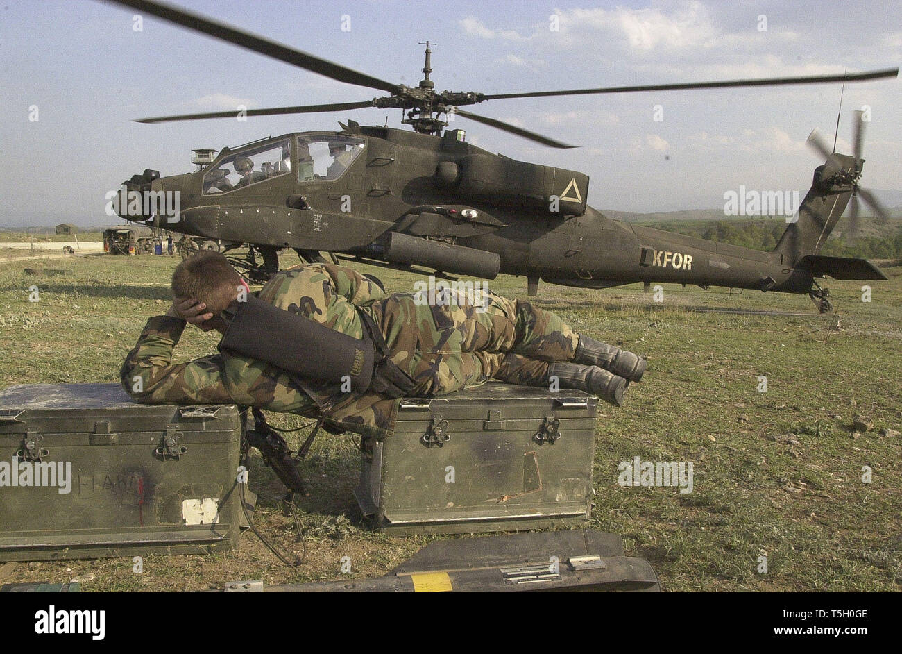 Oktober 16, 2008 - Mazedonien - ein amerikanischer Soldat Uhren ein AH-64 Apache Helikopter Aufwärmen für Sie an einer Luftfahrt schießwesen in Mazedonien am 24. April 2000 erfolgen. (Bild: © Bill Putnam/ZUMA Draht) Stockfoto