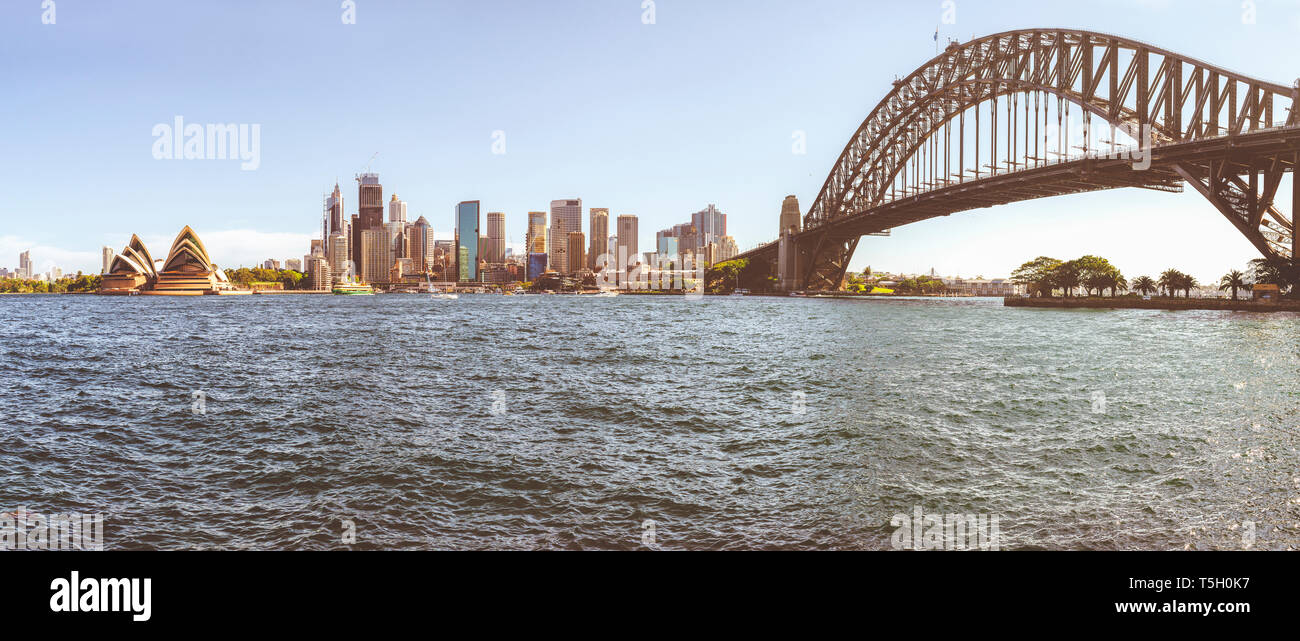 Australien, New South Wales, Sydney, Panoramablick von Sydney mit der Brücke, Hafen, das Bankenviertel und das Opernhaus. Stockfoto