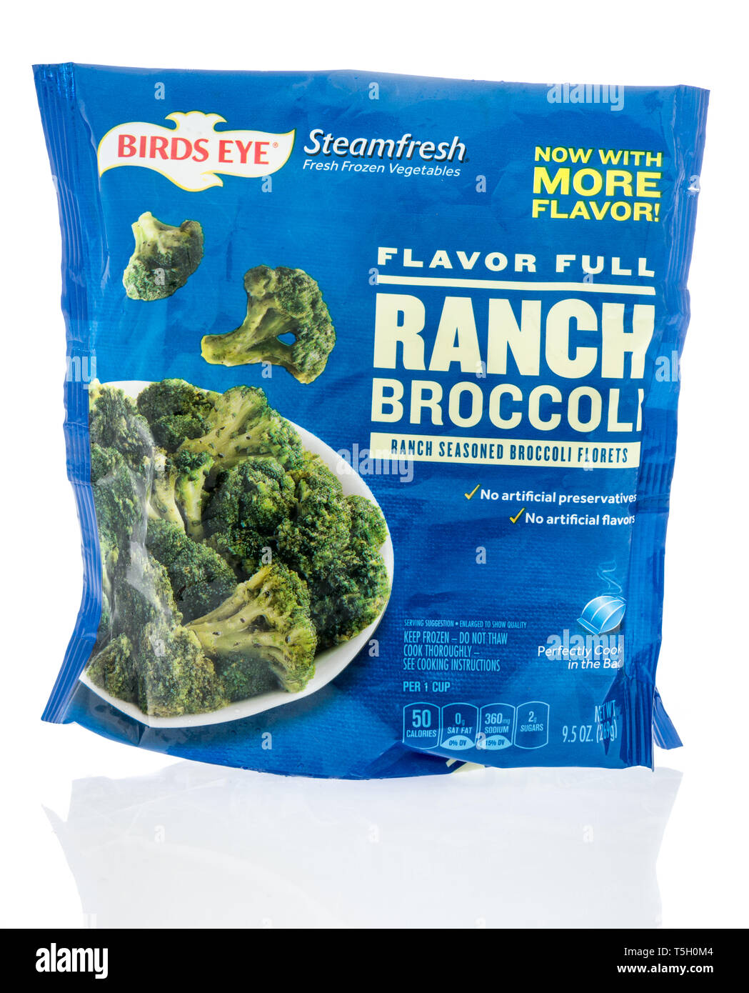 Winneconne, WI - 22. April 2019: ein Paket von Birds Eye steamfresh Brokkoliröschen gefrorenes Gemüse auf einem isolierten Hintergrund Stockfoto