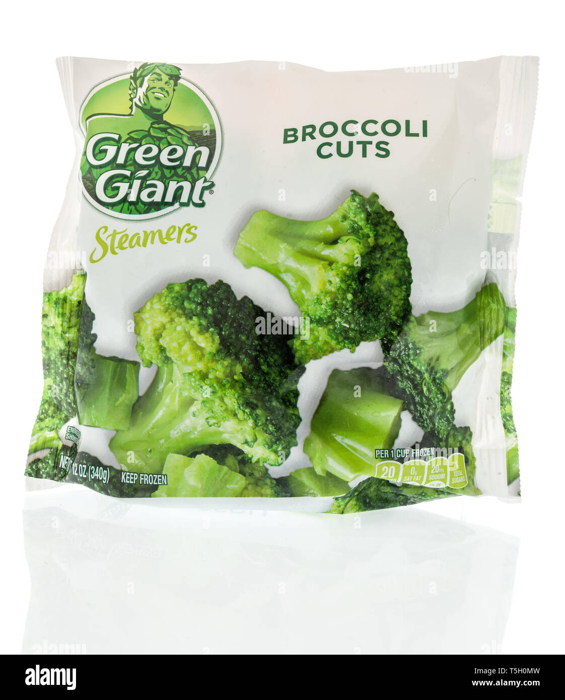 Winneconne, WI - 22. April 2019: ein Paket von grüner Riese Brokkoli schnitten gefrorenes Gemüse auf einem isolierten Hintergrund Stockfoto