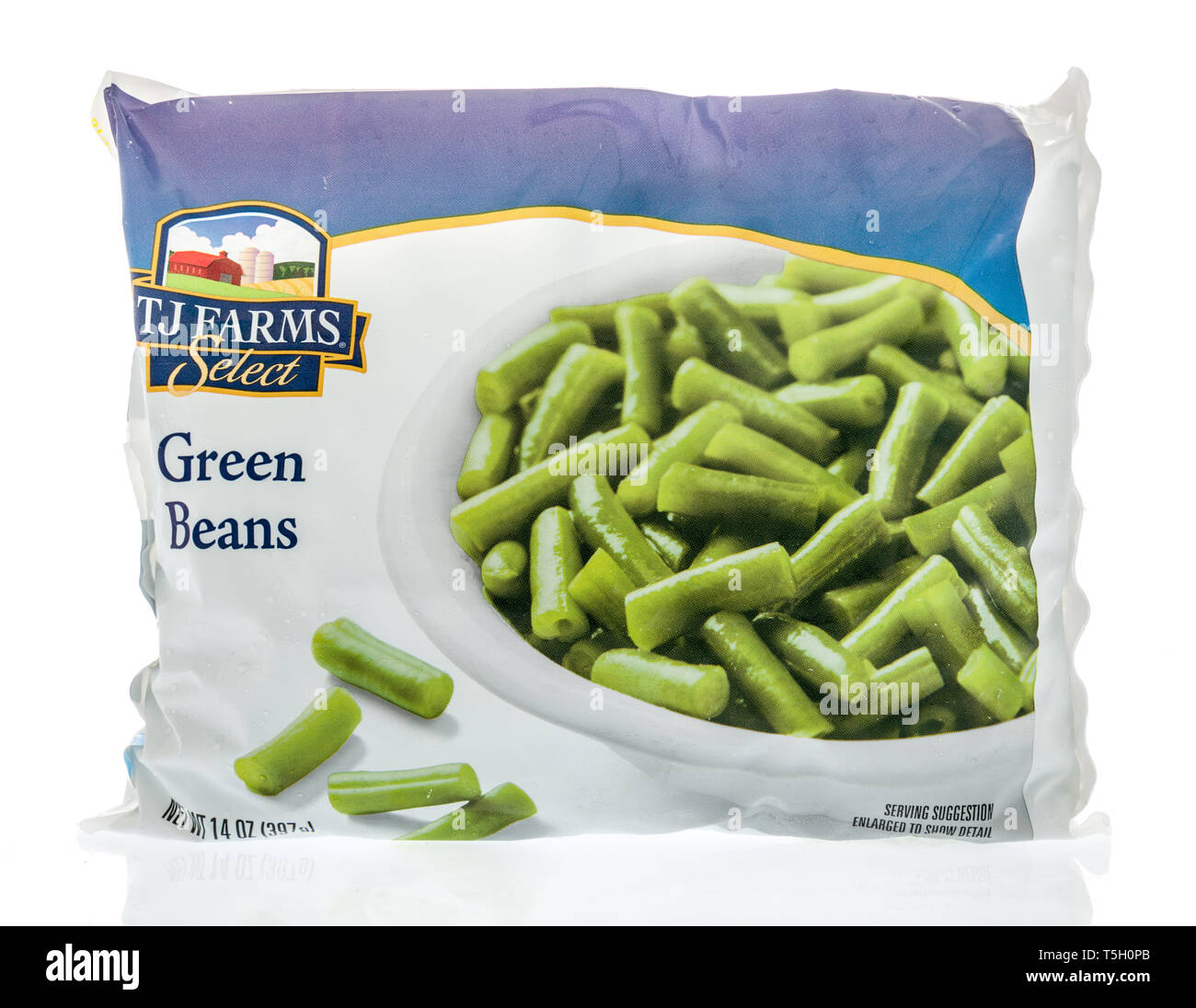 Winneconne, WI - 22. April 2019: ein Paket von TJ Farmen wählen Sie grüne Bohnen gefrorenes Gemüse auf einem isolierten Hintergrund Stockfoto