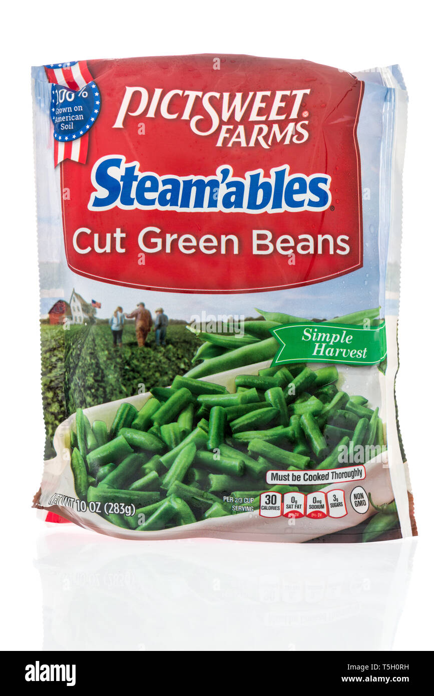 Winneconne, WI - 22. April 2019: ein Paket von Pictweet Farmen steamaables Cut grüne Bohnen gefrorenes Gemüse auf einem isolierten Hintergrund Stockfoto