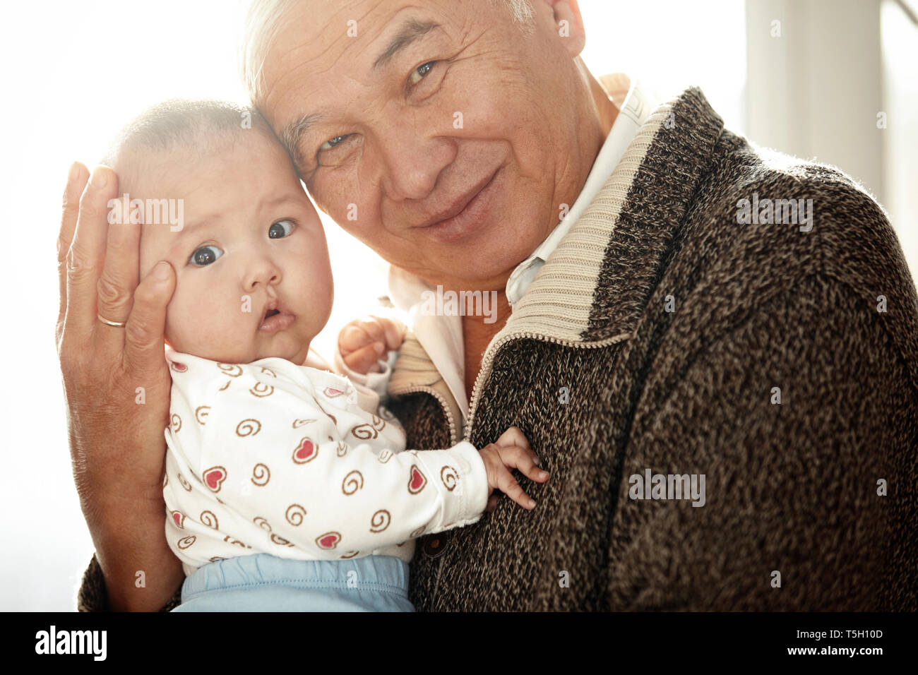 Porträt der glückliche Großvater Kopf mit seiner Enkelin zu Kopf Stockfoto
