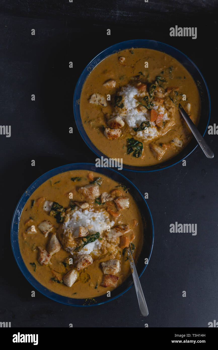 Garam Masala, Chicken mit Baby Spinat und Jasmin Reis in Schalen curry Stockfoto