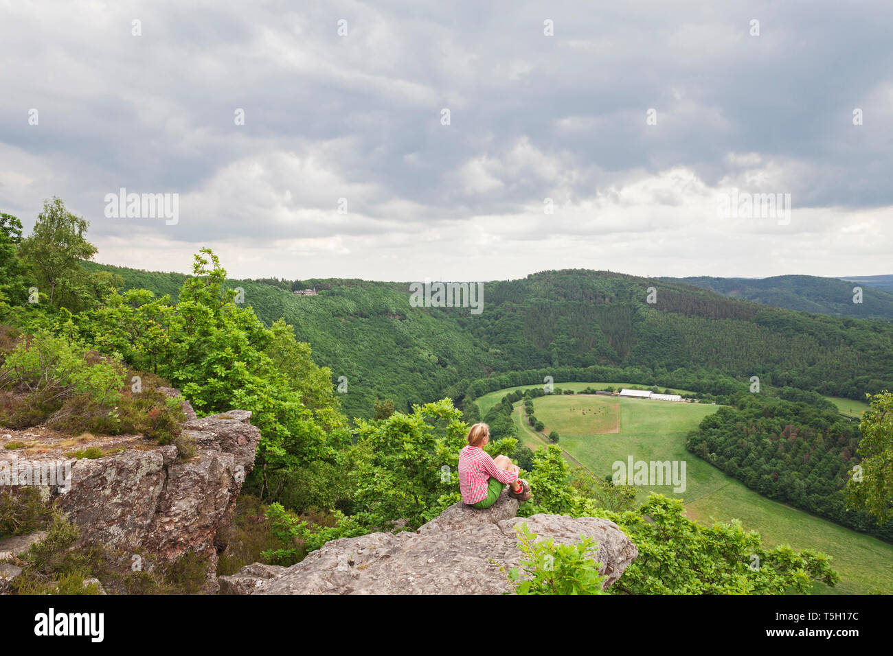 Deutschland, Nordrhein-Westfalen, Eifel Nideggen region, Wanderer genießen Aussicht von Eugenienstein zu Hohes Venn - Eifel Naturpark Stockfoto