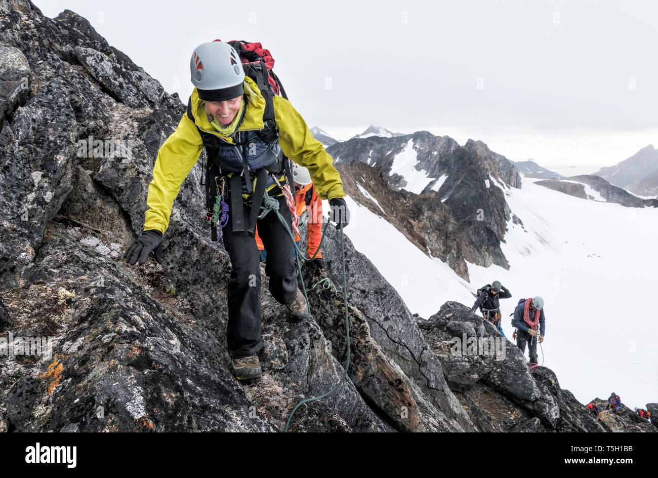Grönland, Sermersooq, Kulusuk, Schweizerland Alpen, Bergsteiger, aufsteigend rocky mountain Stockfoto
