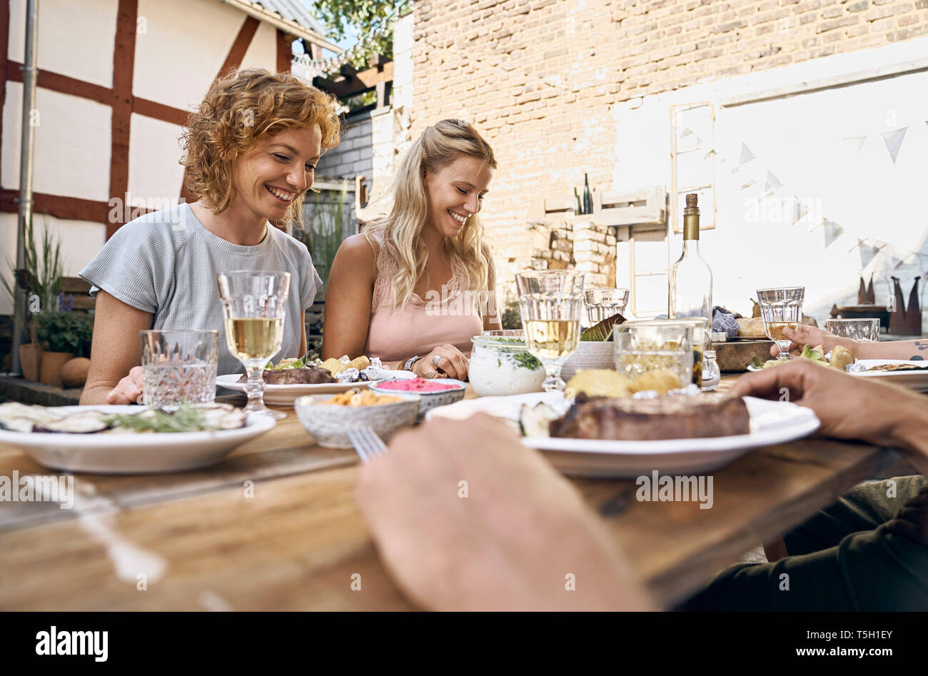 Freunde Spaß an einem Grillfest, Essen Stockfoto