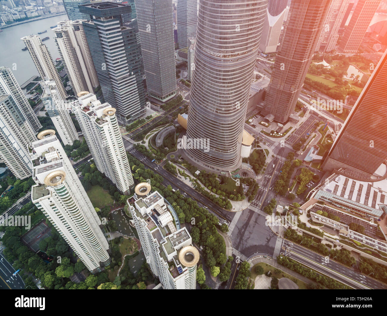 Ansicht von oben Luftbild von Flying drone eines entwickelten Stadt Shanghai mit modernen Wolkenkratzern Stockfoto