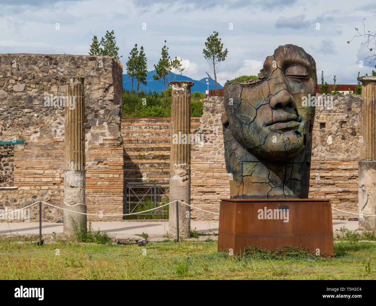 Skulpturen des polnischen Bildhauers Igor Mitoraj in Pompeji archäologische Stätte, Kampanien, Italien Stockfoto