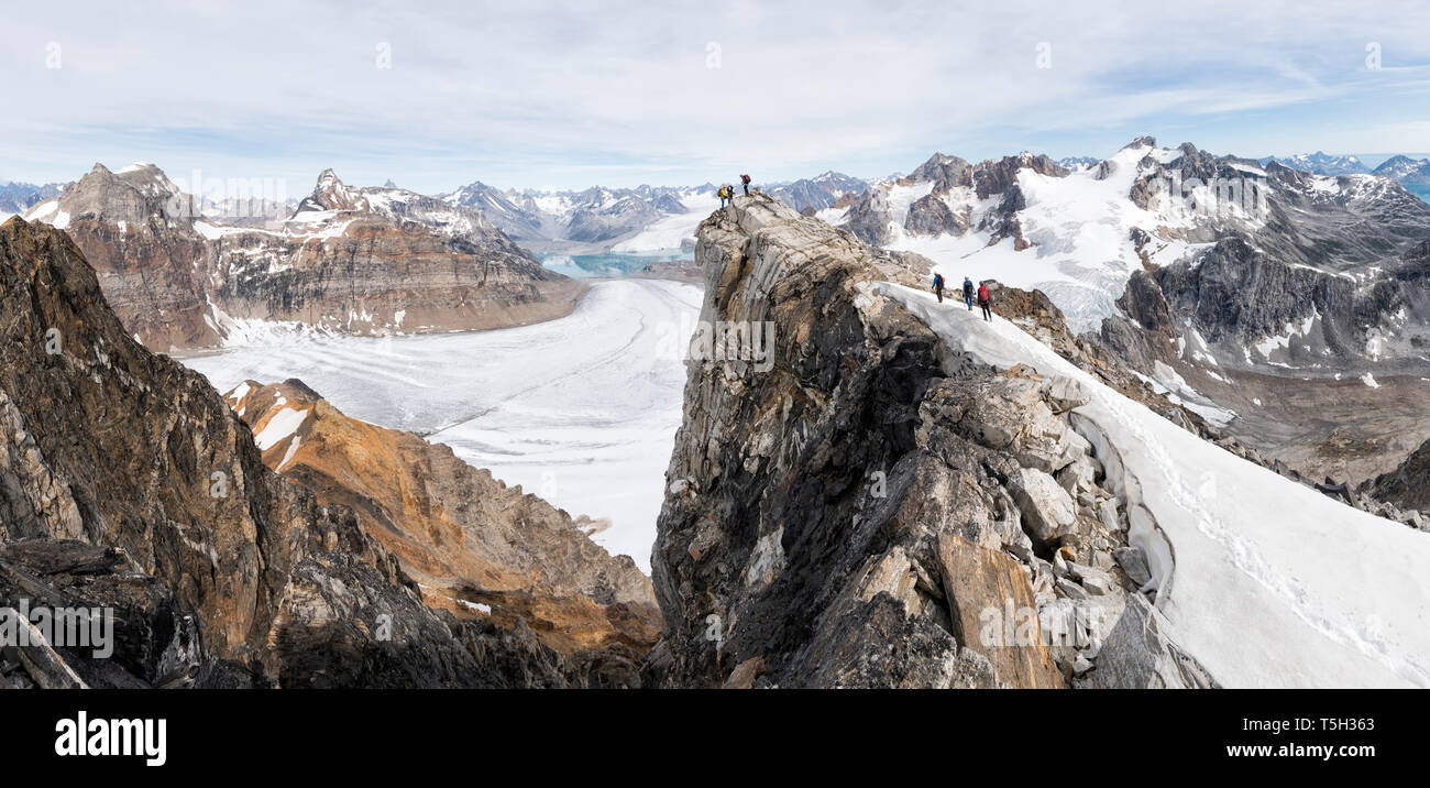 Grönland, Sermersooq, Kulusuk, Schweizerland Alpen, Gruppe der Bergsteiger auf dem Gipfel Stockfoto