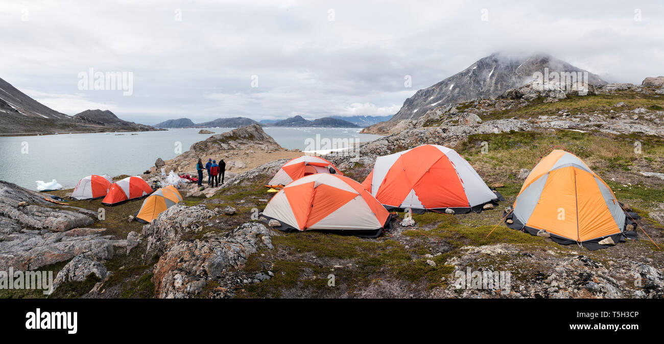Grönland, Sermersooq, Kulusuk, Schweizerland Alpen, Gruppe von Menschen in Lager Stockfoto