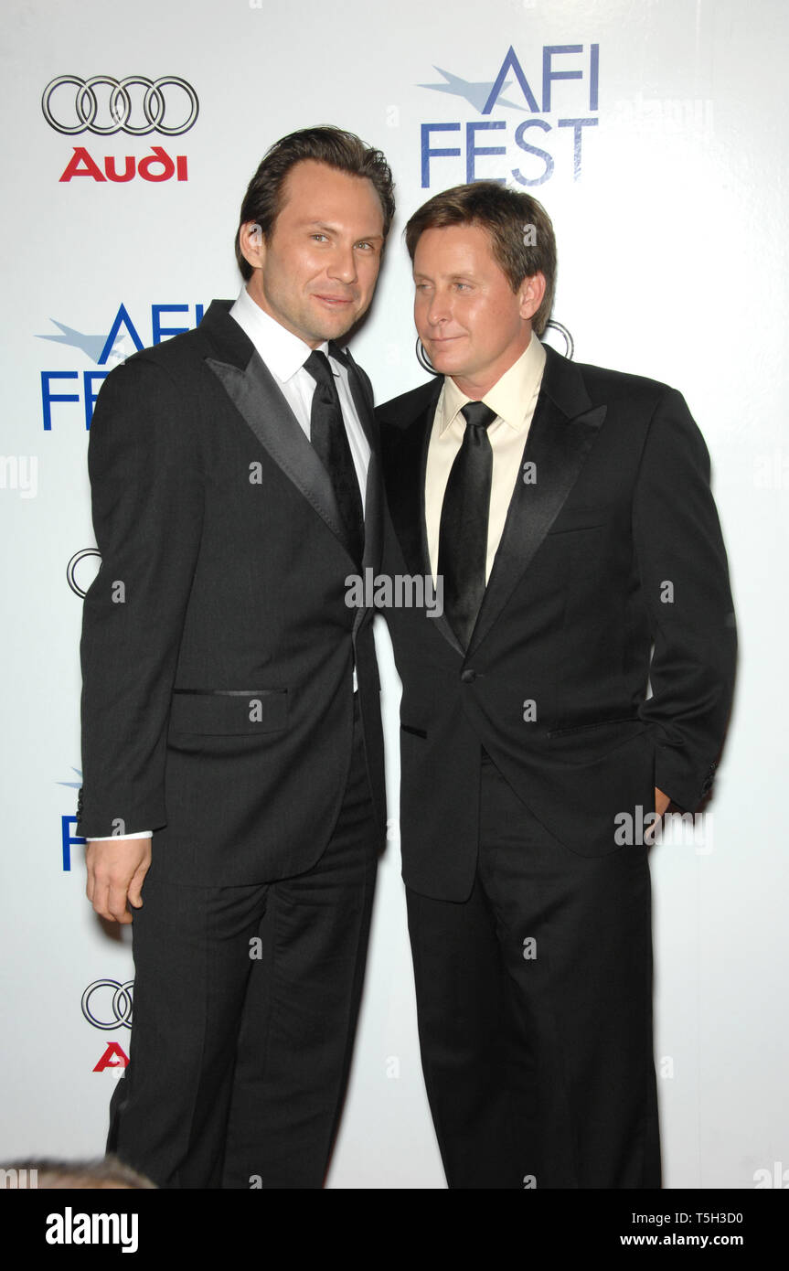 LOS ANGELES, Ca. November 01, 2006: Emilio Estevez & CHRISTIAN SLATER bei der AFI Film Festival Opening Night Gala & US Premiere ihres neuen Films "Bobby" im Grauman Chinese Theater, Hollywood. Bild: Paul Smith/Featureflash Stockfoto