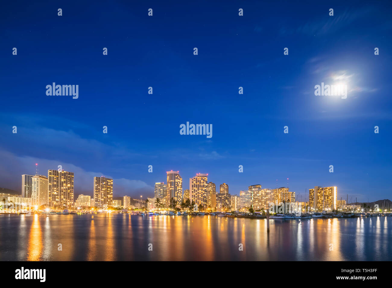 USA, Hawaii, Oahu, Honolulu und der Ala Wai Yacht Hafen an der blauen Stunde Stockfoto