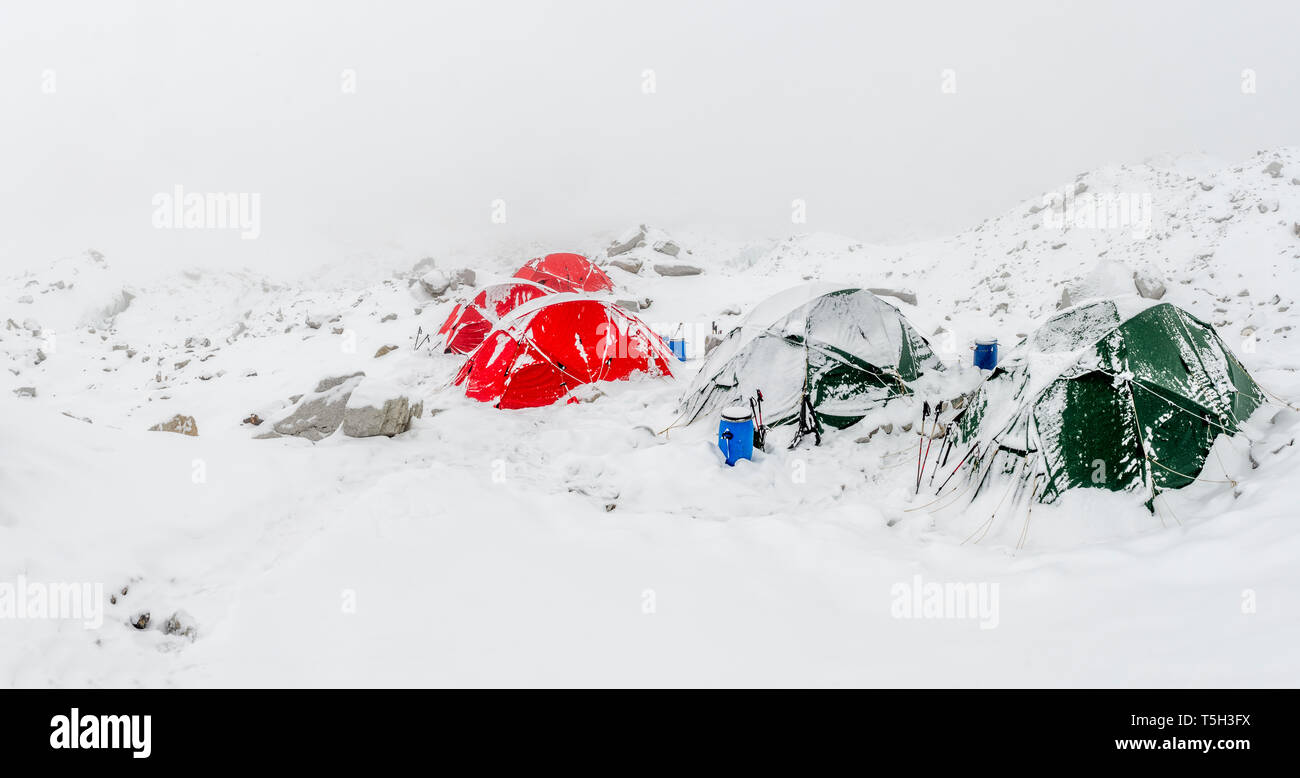 Nepal, Khumbu, Everest Base Camp, Zelte Snowed up Stockfoto