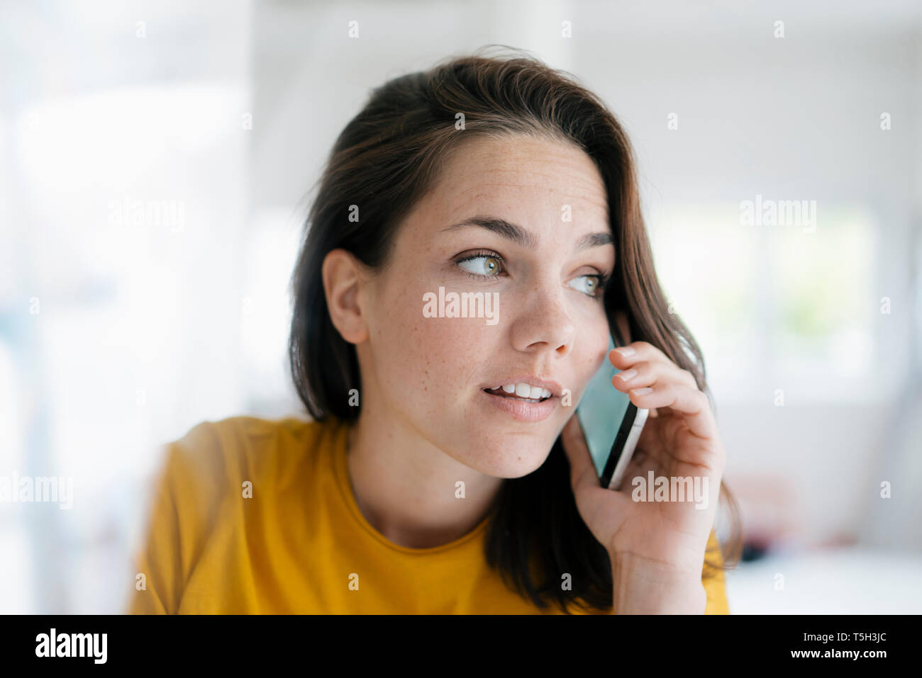 Hübsche Frau mit Handy, Porträt Stockfoto