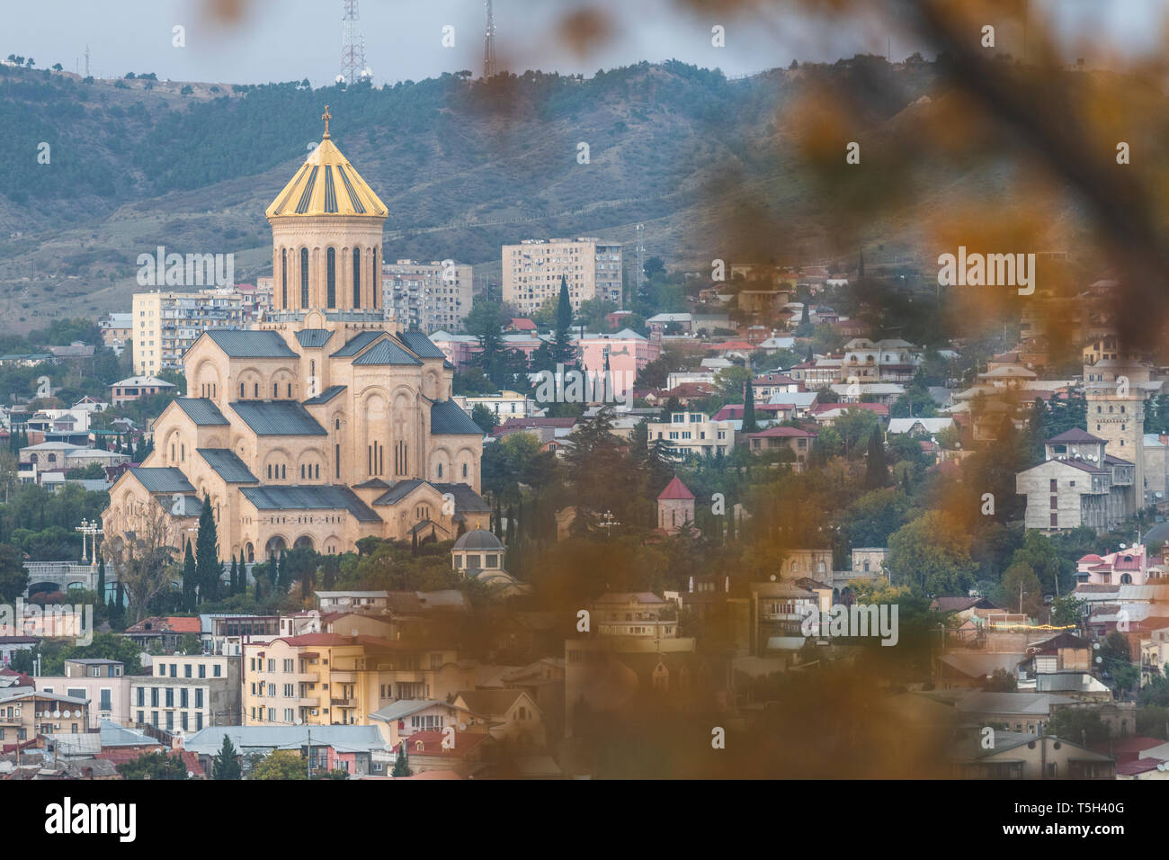 Georgien, Tiflis, Blick auf die Kathedrale Sameba im Herbst Stockfoto