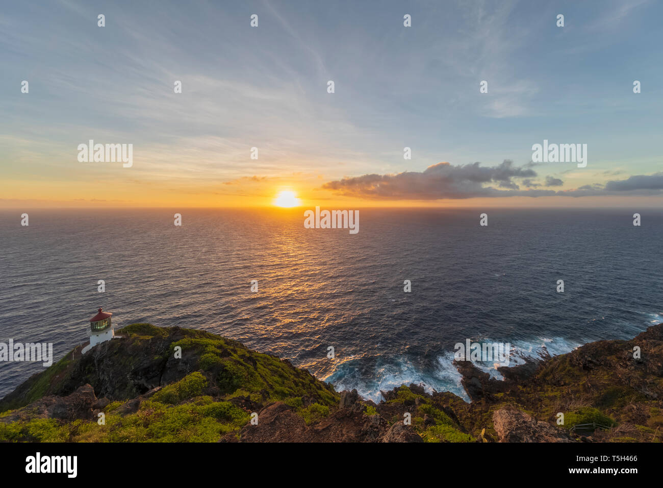 USA, Hawaii, Oahu, Honolulu, Ansicht von Makapu'u Point, Leuchtturm bei Sonnenaufgang Stockfoto