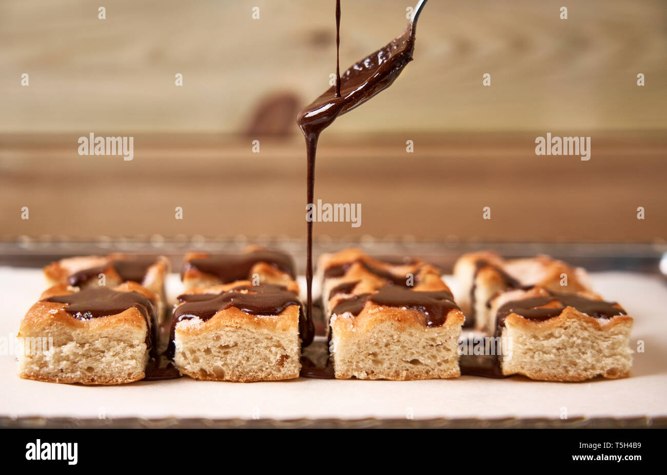 Garnieren Sie hausgemachte Kuchen mit Schokolade Stockfoto