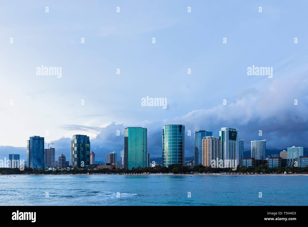 USA, Hawaii, Oahu, Honolulu, Ala Moana Beach an der blauen Stunde Stockfoto