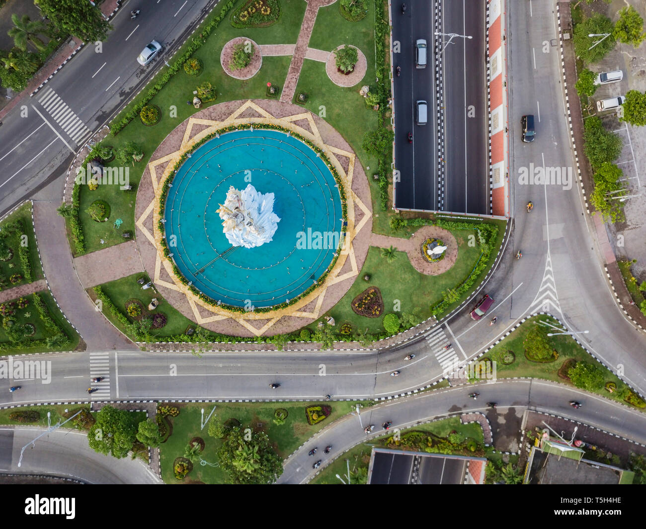 Indonesien, Bali, Denpasar, Luftaufnahme von Patung Dewa Ruci Statue an der Kreuzung mit Tunnel Stockfoto