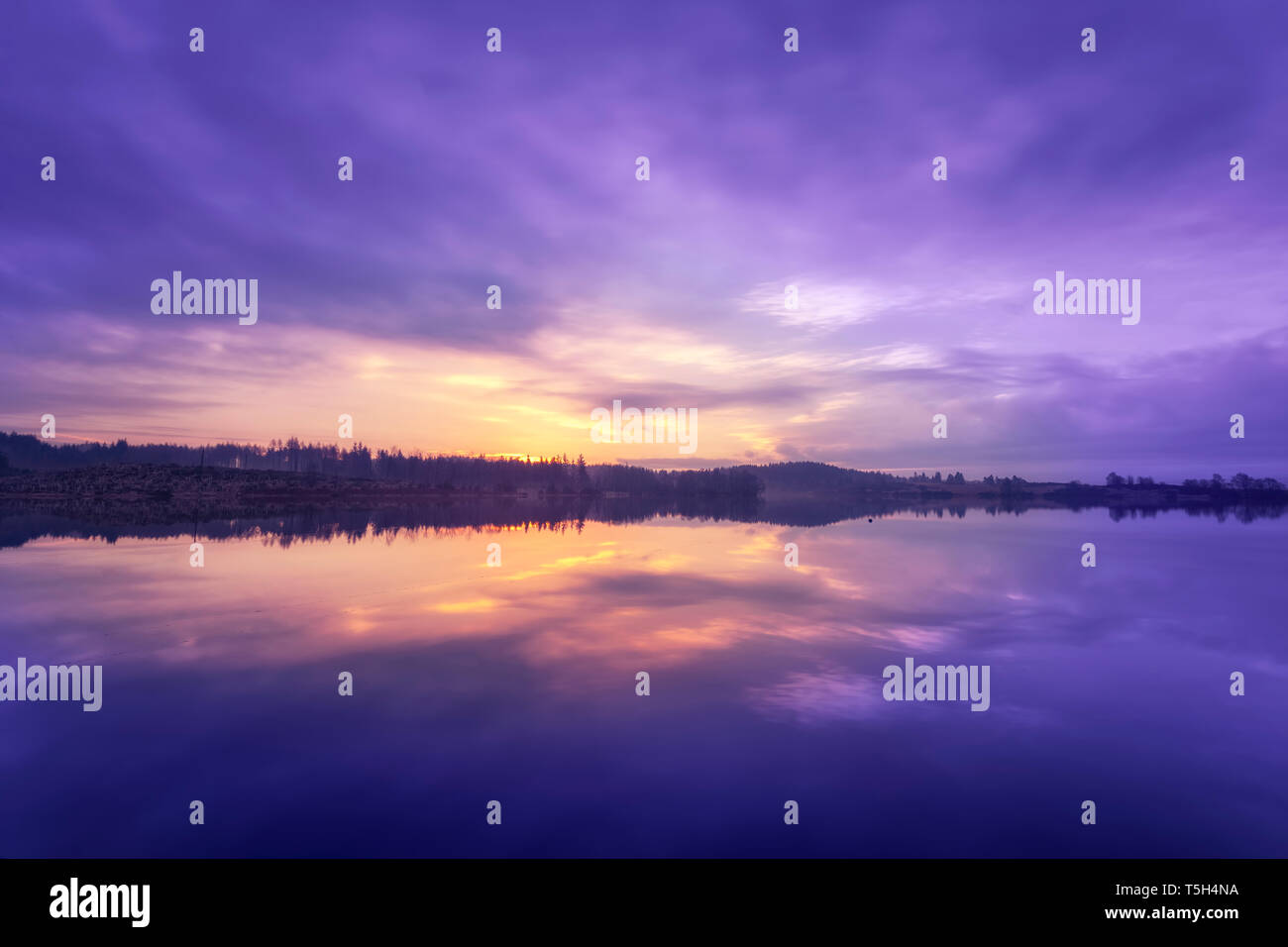 Vereinigtes Königreich, Schottland, Loch Rusky bei Sonnenaufgang Stockfoto