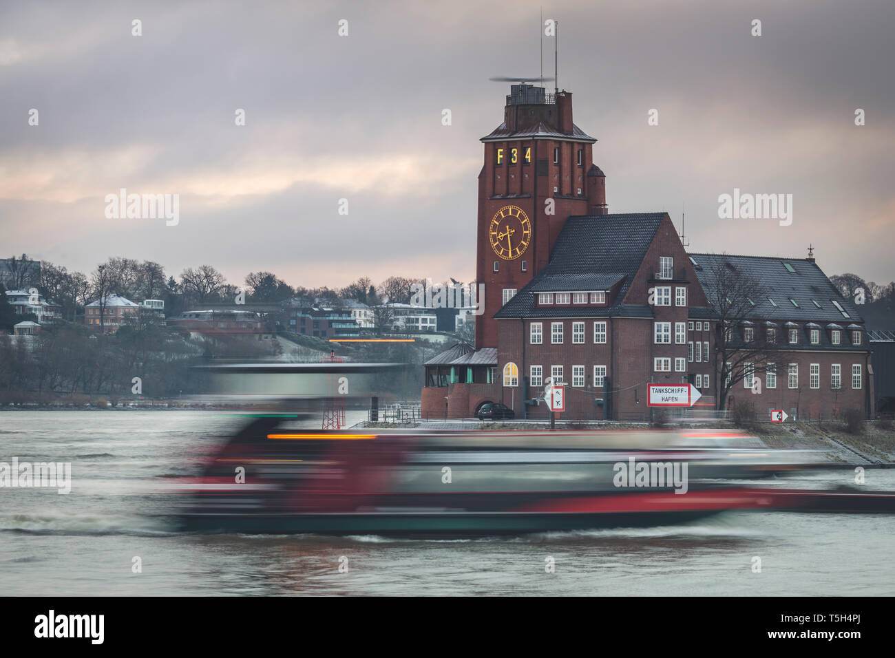 Deutschland, Hamburg, Finkenwerder, Lotsenhaus Seemannshoeft mit Schifffahrt Stockfoto