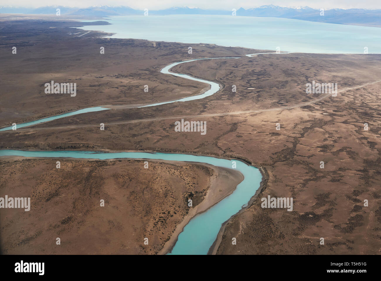 Argentinien, Patagonien, Drone Blick auf den Lago Argentino und seinen Nebenflüssen in der trockenen Jahreszeit Stockfoto