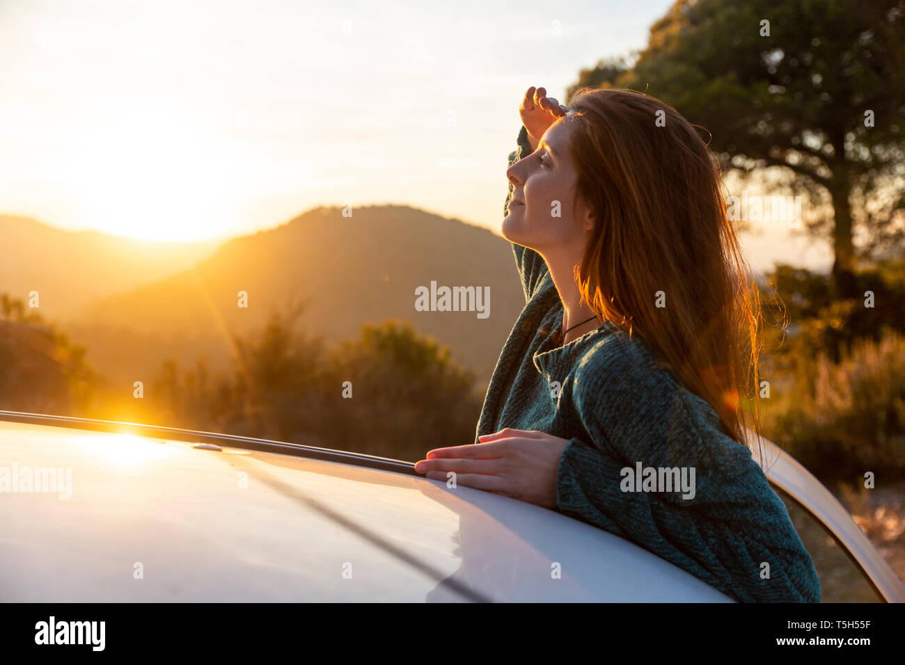 Junge Frau auf einem Road Trip, eine Pause, Abschirmung Augen Stockfoto