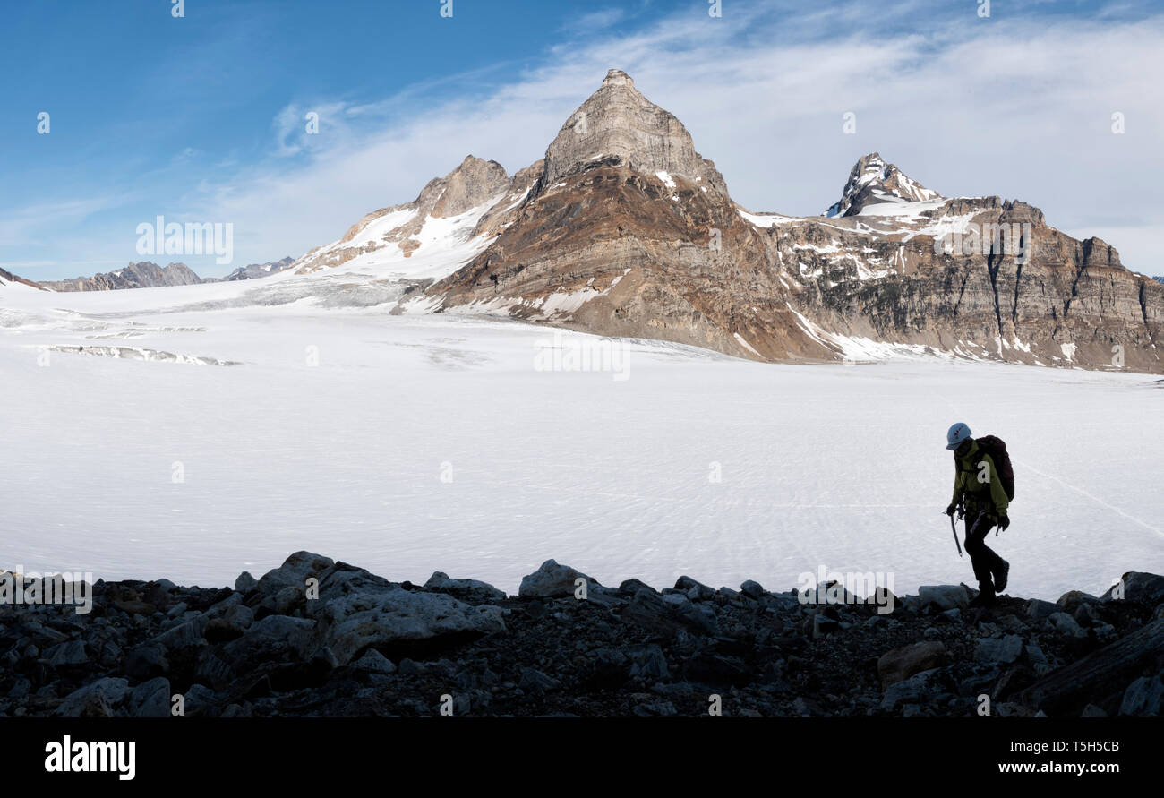 Grönland, Sermersooq, Kulusuk, Schweizerland Alpen, Bergsteiger wandern in der verschneiten Bergwelt Stockfoto