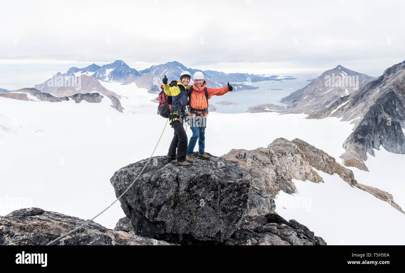 Grönland, Sermersooq, Kulusuk, Schweizerland Alpen, Porträt, die Glückliche Bergsteiger auf dem Gipfel Stockfoto