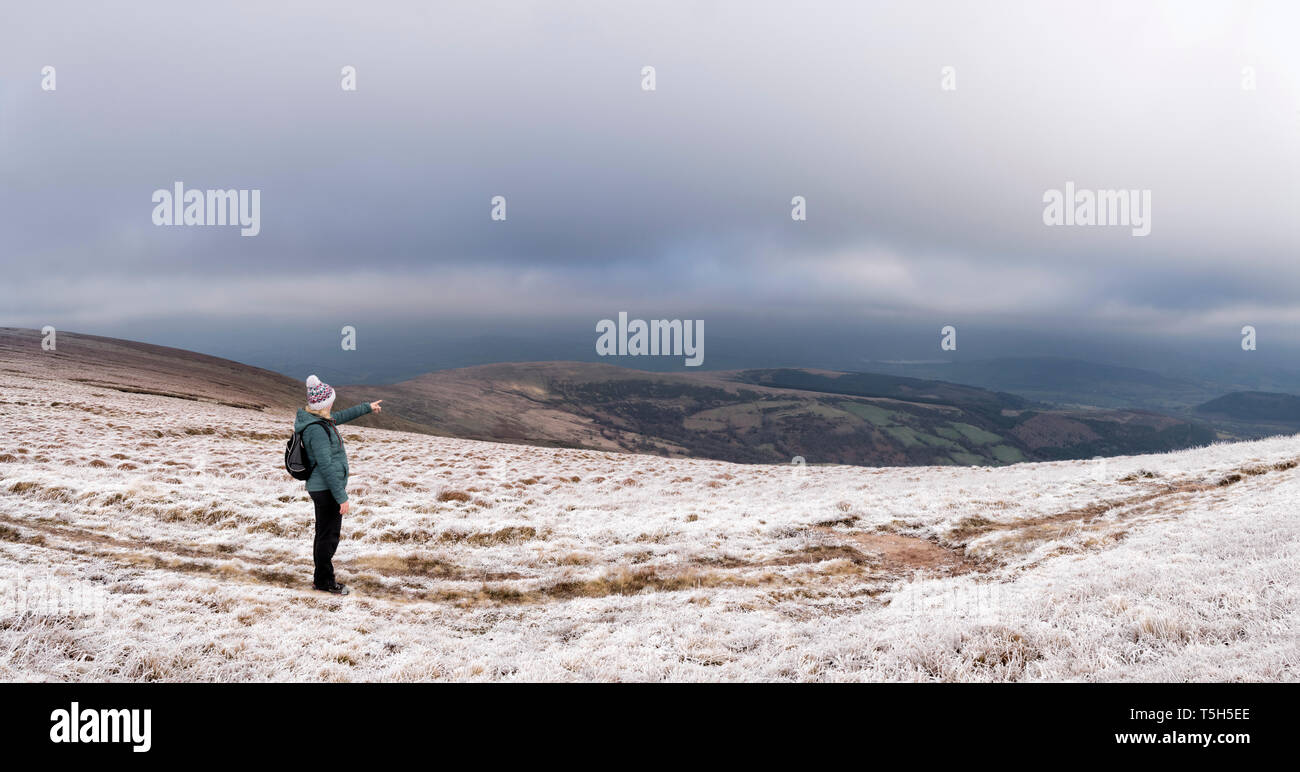 Großbritannien, Wales, Brecon Beacons, Craig y Ventilator Ddu, Frau wandern im Winter Landschaft Stockfoto