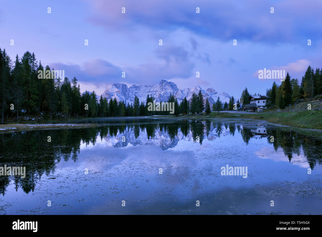 Italien, Venetien, Dolomiten, Sextener Dolomiten, Lago Antorno bei Morgendämmerung mit den Sorapiss Berg im Hintergrund Stockfoto