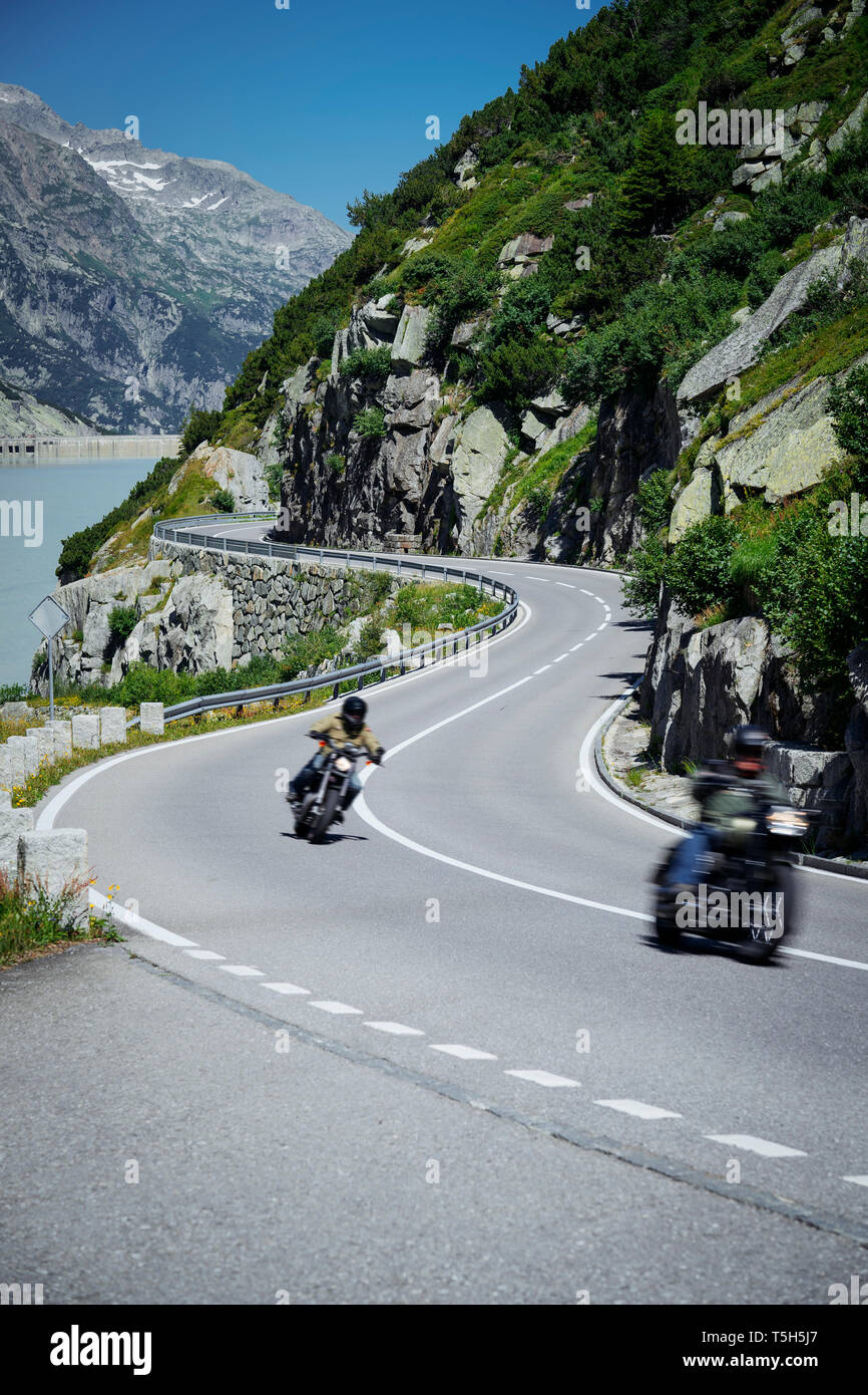 Schweiz, Grimselpass, zwei Radfahrer auf Mountain Pass Road Stockfoto