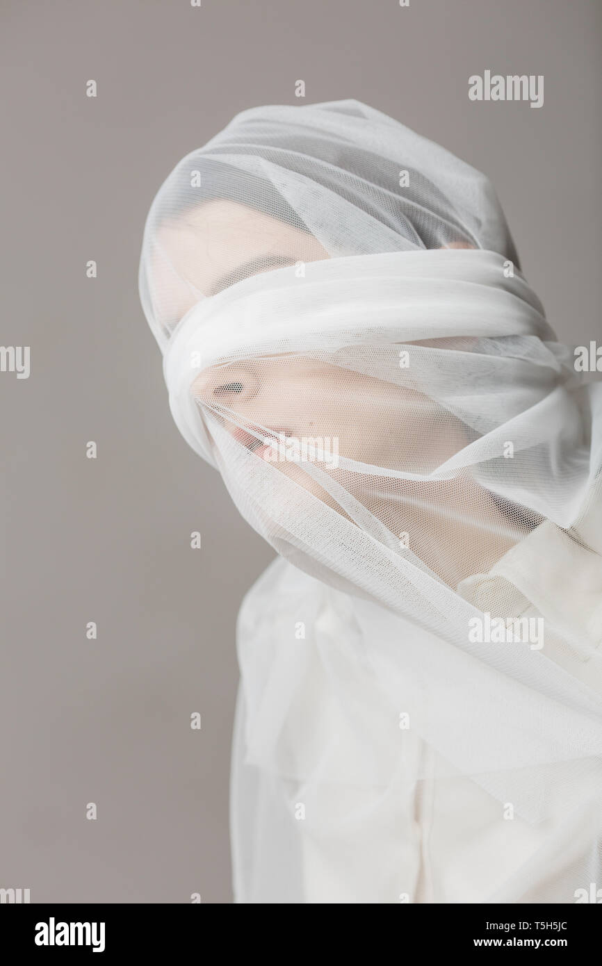 Augenbinde Frau, in eine Decke gewickelt Stockfoto