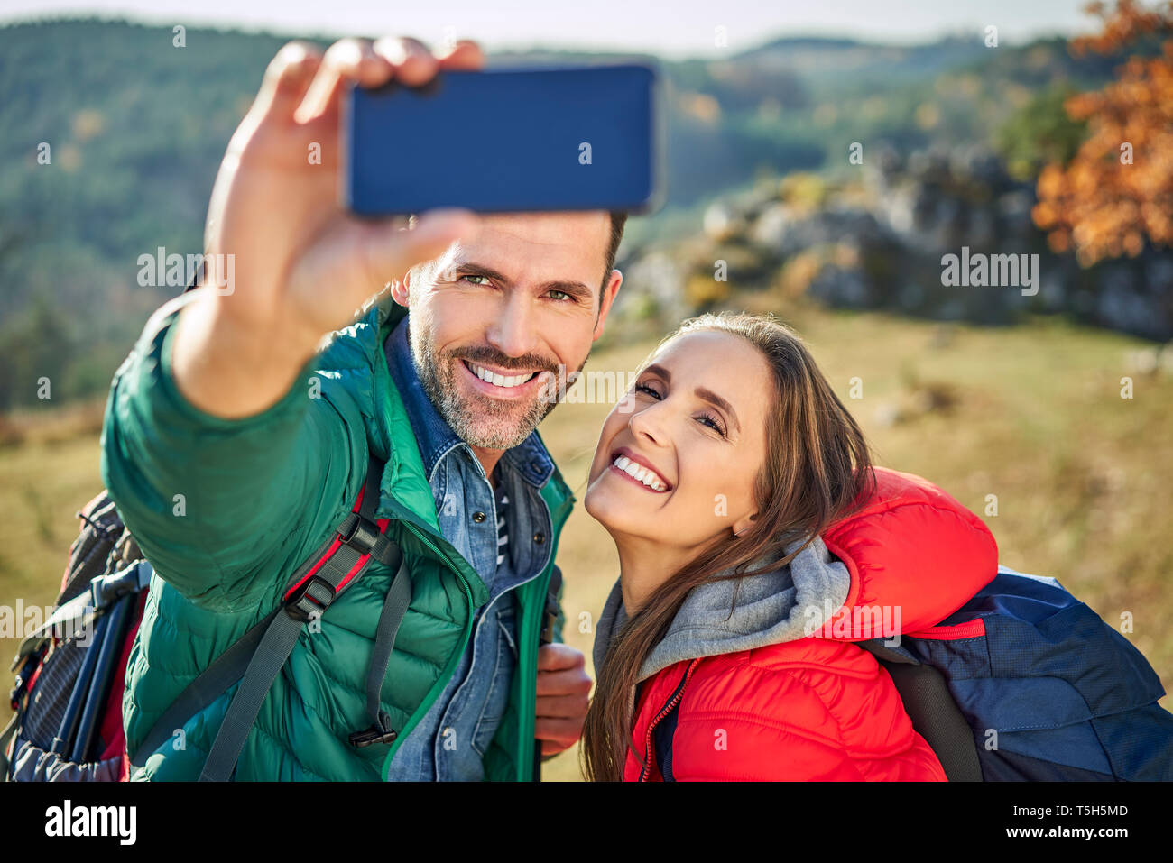 Glückliches Paar auf eine Wanderung in den Bergen, eine selfie Stockfoto