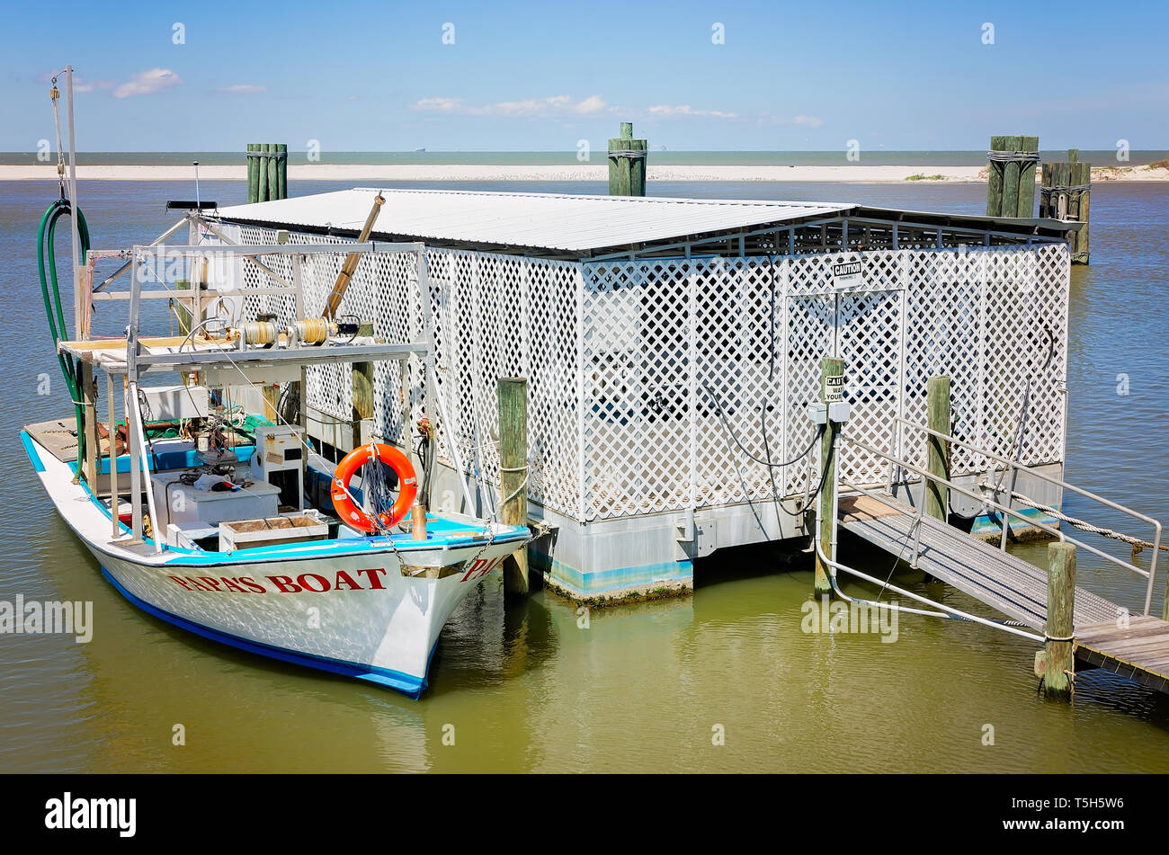 Papa's Boot, einem kommerziellen Fischereifahrzeug, angedockt ist, 14. April 2019, in Dauphin Island, Alabama. Stockfoto